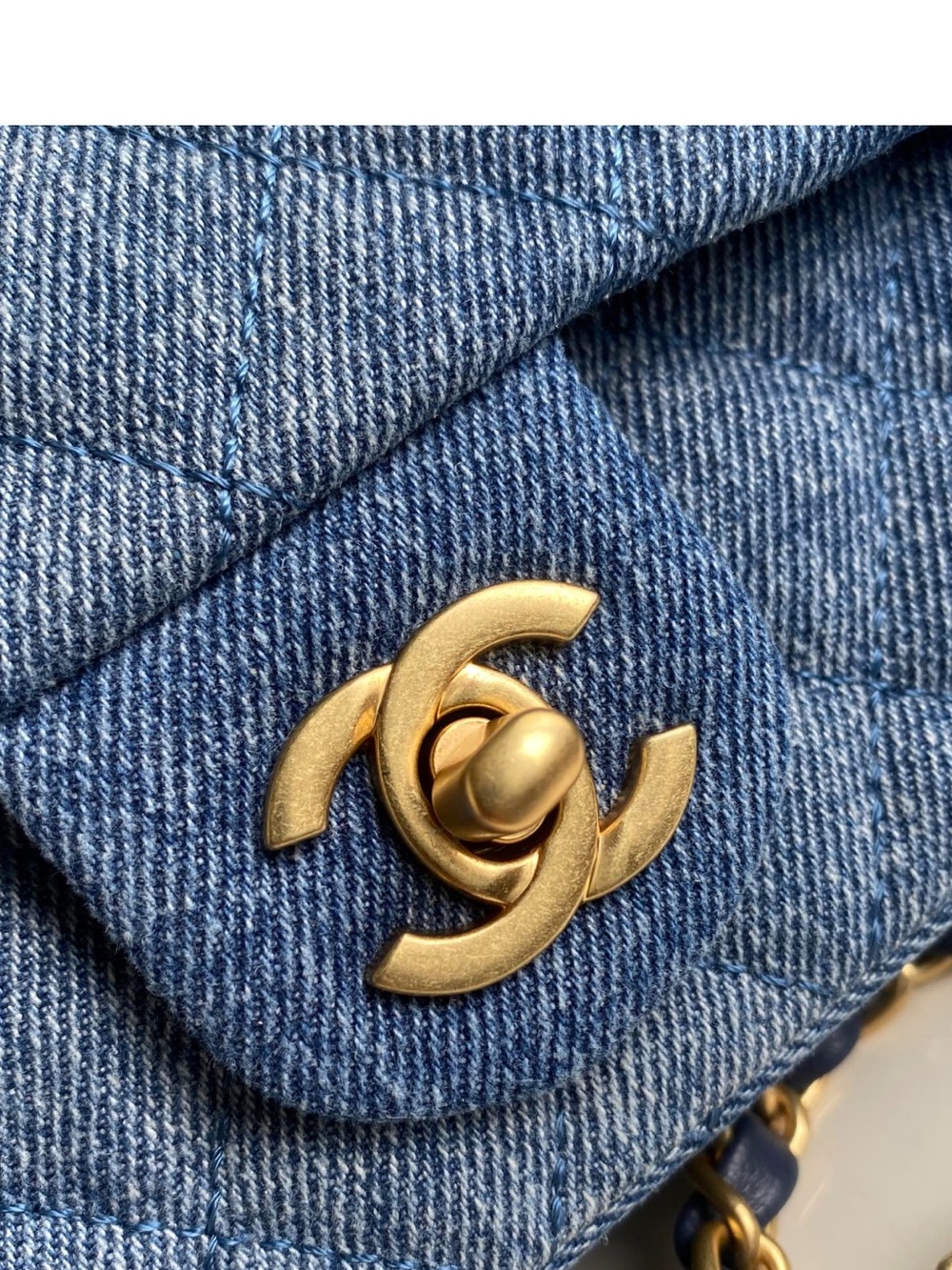 CHANEL Denim Quilted Shoulder Bag in Blue with Gold Hardware - Picture 5 of 13